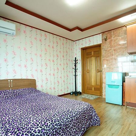 Family Pension Seogwipo Bagian luar foto