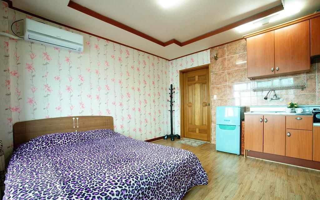 Family Pension Seogwipo Bagian luar foto