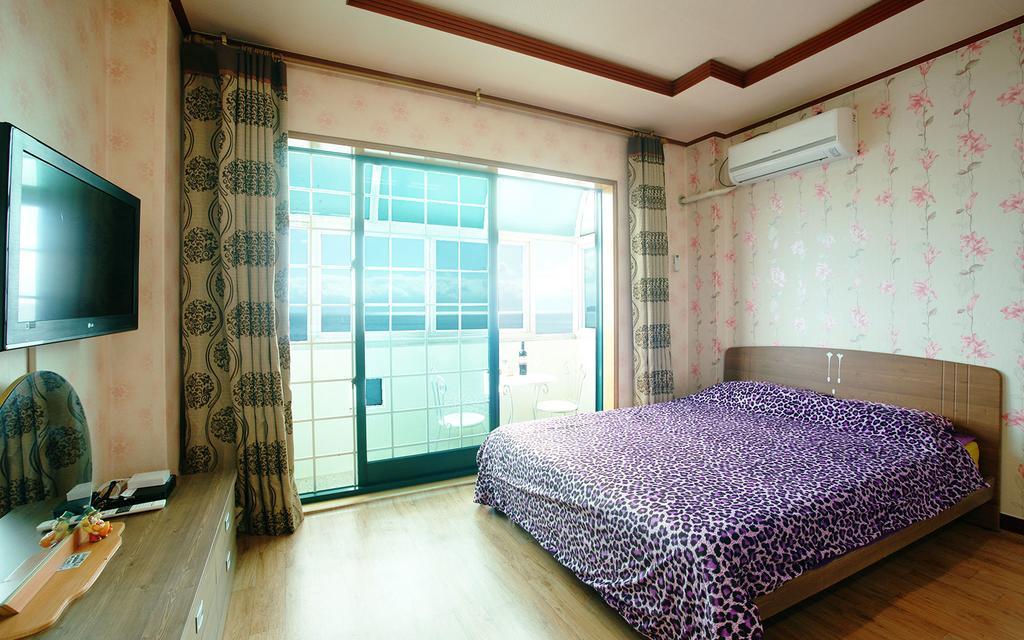 Family Pension Seogwipo Bagian luar foto